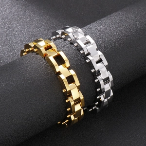 Nahaufnahme von gold- und silberfarbenen Gliederketten aus Edelstahl im Punk-Stil auf Zylinder