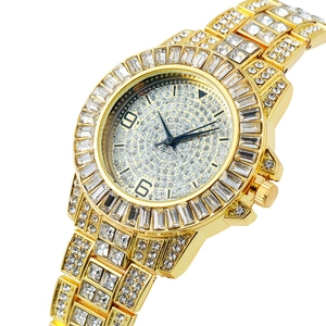Orologio al quarzo dorato di lusso con pavé di diamanti su quadrante e cinturino in metallo