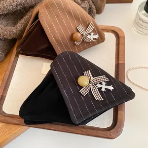 Retro-Haarklammer aus Stoff im Dreieck-Design mit Samtschleife und Silberkreuz-Anhänger