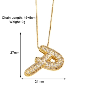 Détail du pendentif lettre P doré de 27mm par 21mm avec pavé de zircons cubiques