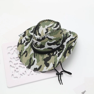 Dettaglio cappello da cowboy mimetico con occhielli traspiranti e cinturino regolabile