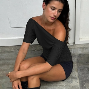 T-shirt noir moulant à une épaule dénudée avec fronces pour femme porté dehors