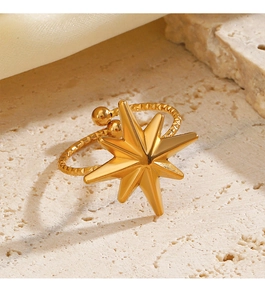 Dettaglio dell'anello stella polare placcato oro 18K su pietra e sfondo di seta crema