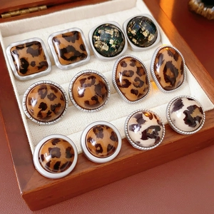 Lot de 6 paires de boucles d'oreilles léopard aux formes variées dans un écrin à bijoux