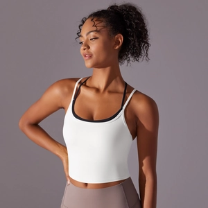 Détail de la brassière de sport blanche avec double bretelles pour le fitness