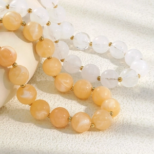 Eleganti collane di perle placcate oro 18K con marmo arancione e perle in acrilico bianco