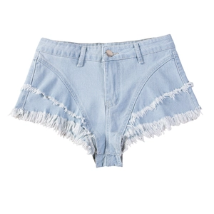 Dettaglio di pantaloncini in denim azzurro con frange pesanti e chiusura a bottone in metallo
