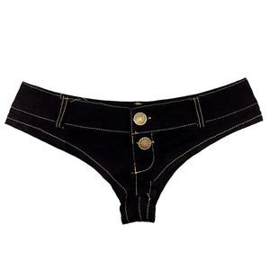 Détail de mini-short en jean noir à taille basse avec surpiqûres jaunes et deux boutons