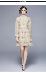 Détails de la robe en dentelle brodée abricot avec jupe à volants et perles fines