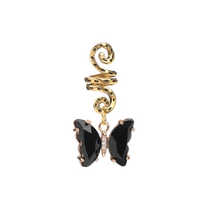 Gros plan d'un accessoire à cheveux spirale doré avec un pendentif papillon noir