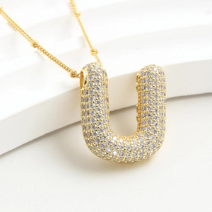 Collana con ciondolo lettera U a palloncino dorata con pietre di zircone micro-pavé