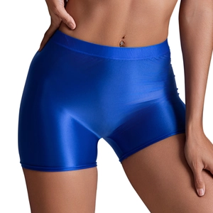 Dettaglio dei pantaloncini blu reale lucidi a vita alta con finitura metallica elastica