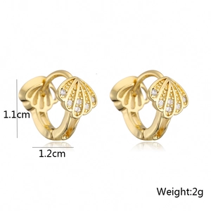 Detailsicht der 1,1 cm x 1,2 cm Muschelohrringe mit Zirkonia und Angabe von 2g Gewicht