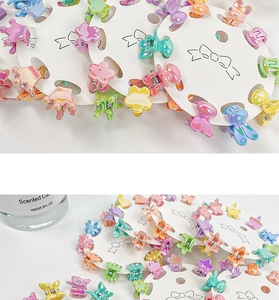 Vue détaillée de mini barrettes colorées en forme de papillon et fleur sur carte support