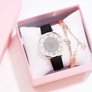 Detailopname van roségouden dameshorloge met strass wijzerplaat en ster hanger armband
