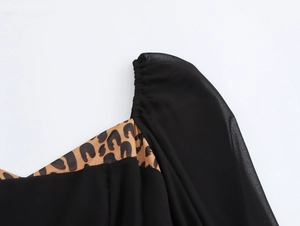 Détail de l'encolure carrée épaules dénudées avec imprimé léopard et manche bouffante