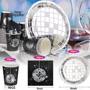 Détail du kit de vaisselle jetable disco avec motifs boules à facettes sur assiettes