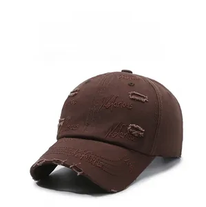 Detail der braunen Baseballkappe im Vintage-Look mit Nefarious-Stickerei und Löchern