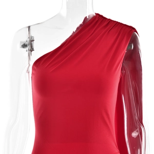 Detail eines roten One-Shoulder Bodycon-Kleids mit Seitenfalten und Bändern auf Weiß