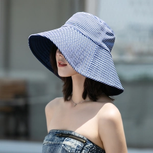 Vista dettagliata di un cappello da sole a tesa larga con strisce blu e bianche casual
