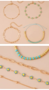 Dettaglio del set di 4 braccialetti a margherita con perline dorate e cordino blu