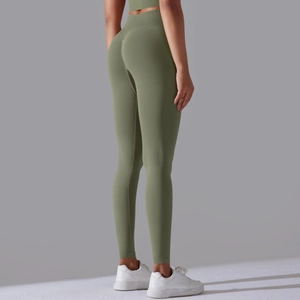 Detailansicht der nahtlosen High-Waist-Yoga-Leggings mit Push-up-Effekt in Olivgrün