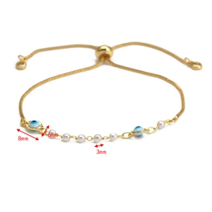 Dettaglio del bracciale regolabile malocchio in oro con perle e perline blu