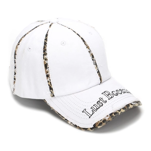 Détails de broderie et imprimé léopard sous la visière de cette casquette blanche