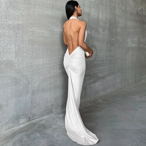 Vue détaillée de la robe dos nu blanche à licou avec fronces et traîne de style sirène