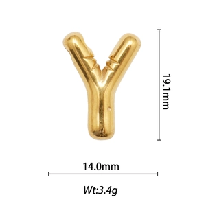 Vue détaillée du pendentif lettre Y doré avec dimensions: hauteur 19,1 mm et largeur 14 mm