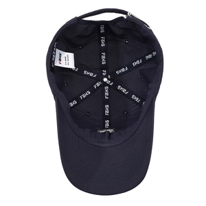 Casquette de baseball bleu marine vue intérieure avec coutures de qualité et logo brodé