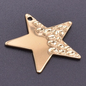 Vue détaillée du pendentif étoile en acier inoxydable doré avec texture martelée