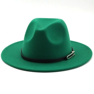 Vue détaillée du chapeau fedora en feutre vert émeraude avec ruban noir et boucle en argent