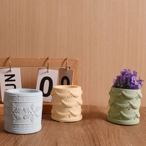 Détails des motifs en relief sur les pots cylindriques de flocons pour bougies DIY