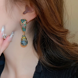 Détail de boucles d'oreilles vintage françaises avec cristaux bleus et gouttelette noire