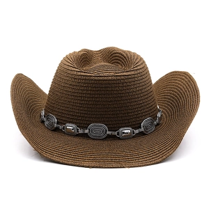 Détail de la bande métallique argentée et du tissage en paille de ce chapeau cowboy