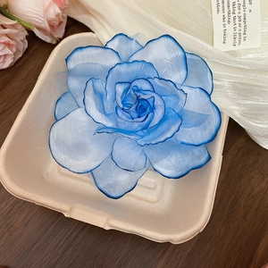 Pince à cheveux fleur en organza bleu élégante avec pétales multicouches et bords colorés