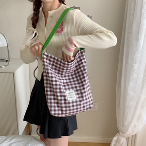 Sac cabas femme en toile à carreaux avec anses vertes et étiquette minimaliste