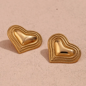Detail von 18K vergoldeten Herzohrsteckern mit glatter Oberfläche und Perlenverzierung