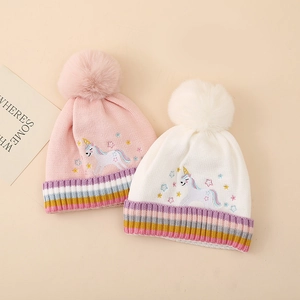 Bonnets licorne tricotés pour filles en rose et blanc avec rayures colorées et pompons