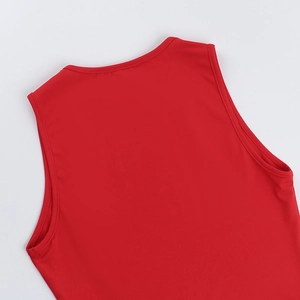 Gros plan sur la maille lisse et le col rond d'un débardeur rouge pour femmes