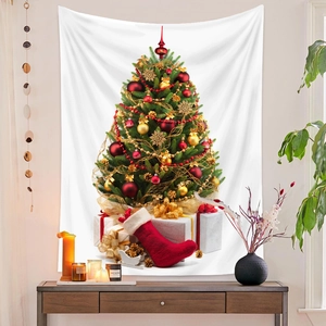 Dettaglio arazzo con albero di Natale, regali festivi e calze su sfondo bianco