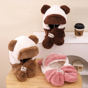 Détail de l'écharpe à capuche en peluche avec oreilles d'animaux et doublure douce