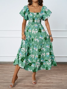 Dettaglio dell'abito midi floreale verde chiaro con corpetto a punto smock e balze