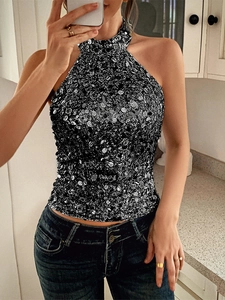 Nahaufnahme eines eleganten schwarzen Pailletten-Neckholder-Tops mit rückenfreiem Design