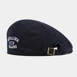 Détail du béret en coton bleu marine avec broderie blanche CATALINA 1983 ISLAND