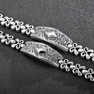 Vue macro de bracelets en acier inoxydable vintage avec motifs en losange gravés ciselés