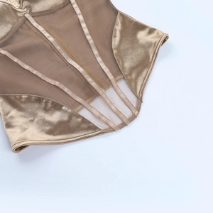 Dettaglio del corsetto oro champagne in raso e mesh con struttura a stecche interne