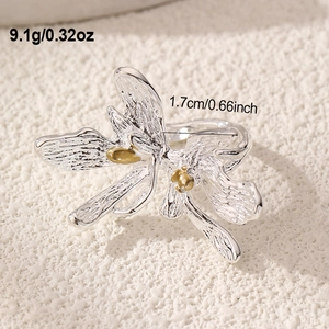 Detailed view of silver flower ring with gold center, 1.7cm diameter and 9.1g weight