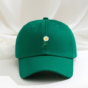 Berretto da baseball in cotone verde scuro con ricamo a margherita e cinturino regolabile